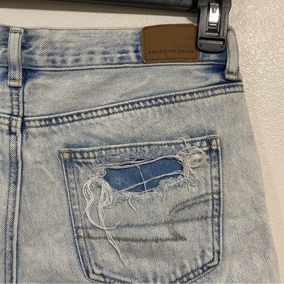 American Eagle Shorts Women’s Size 2 Light Wash distressed Denim Mom Shorts - Picture 5 of 14